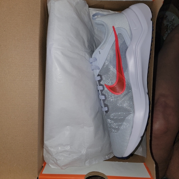 NWT Nike Downshifter 12 Men's Running Shoes Grey Crimson Size 9.5 - Picture 9 of 12